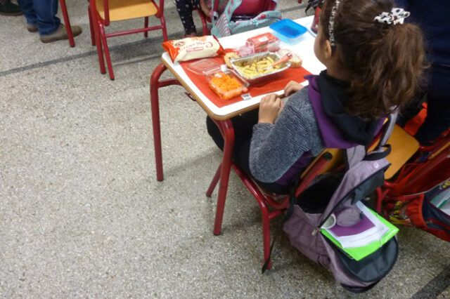 Δωρεάν σχολικά γεύματα σε 10.000 μαθητές δημοτικών σχολείων