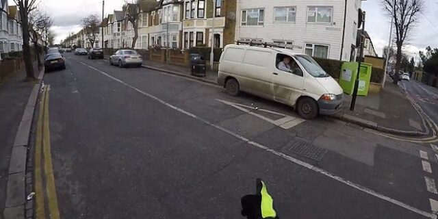 Βίντεο: Ποδηλάτης VS οδηγού ΙΧ για ένα σκουπίδι