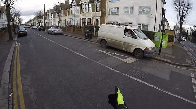 Βίντεο: Ποδηλάτης VS οδηγού ΙΧ για ένα σκουπίδι