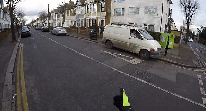 Βίντεο: Ποδηλάτης VS οδηγού ΙΧ για ένα σκουπίδι