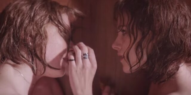 Το gay φιλί της Stewart στο SNL που έβαλε φωτιά στα social media