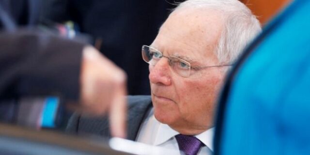 ‘Ανοίγει την κάνουλα’ ο Σόιμπλε: Θα δαπανήσουμε περισσότερα για την άμυνα