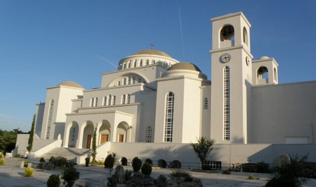 Ο Μητσοτάκης ανακάλεσε στην τάξη 16 βουλευτές της ΝΔ για το χουντικό ‘τάμα του έθνους’