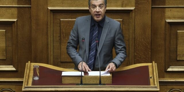 Θεοδωράκης σε Τσίπρα: Εγκλημα αν η αξιολόγηση πάει το Μάιο