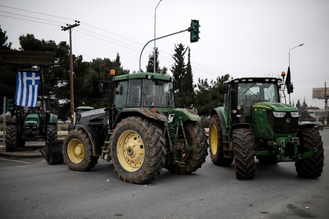 Στους δρόμους με τα τρακτέρ οι αγρότες της Λάρισας