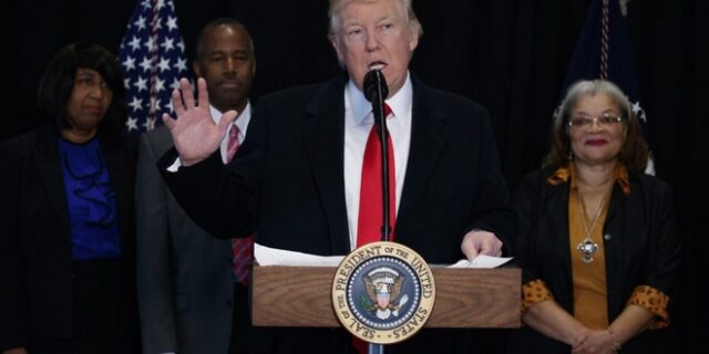 Ο Τραμπ εξετάζει διαχωρισμό γυναικών από τα παιδιά τους, αν είναι παράνομοι μετανάστες