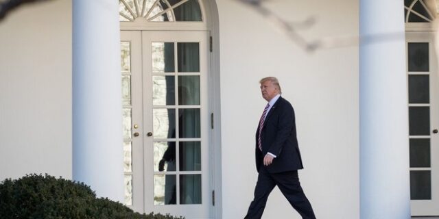 Κόντρα Τραμπ με τους NYT για μια ρόμπα