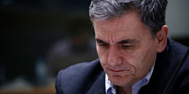 Βουτιά στη θάλασσα του χρέους