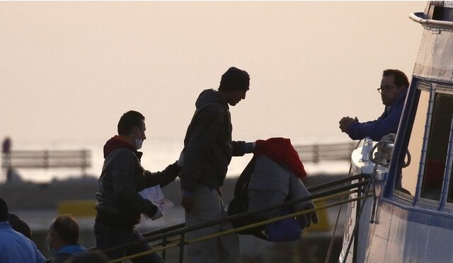Βολές Frontex κατά των ΜΚΟ που διασώζουν μετανάστες ανοιχτά της Λιβύης