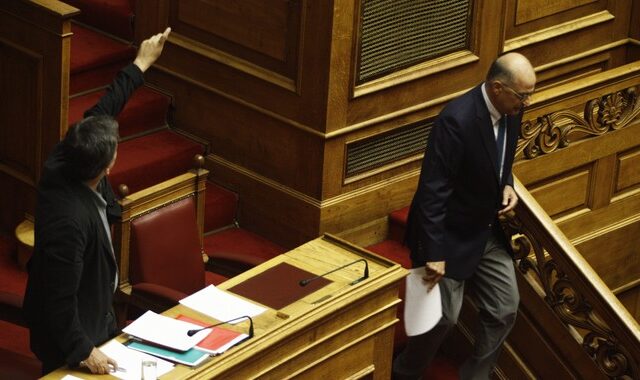 Κόντρα Τσακαλώτου- Δένδια με Τουέιν, στίχους του Dylan και Deja vu