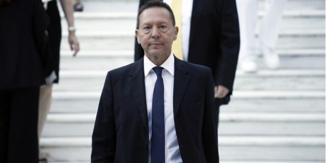 Νέο καμπανάκι κινδύνου από Στουρνάρα για την αξιολόγηση