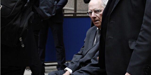 Το ριψοκίνδυνο πόκερ του Σόιμπλε με το ΔΝΤ