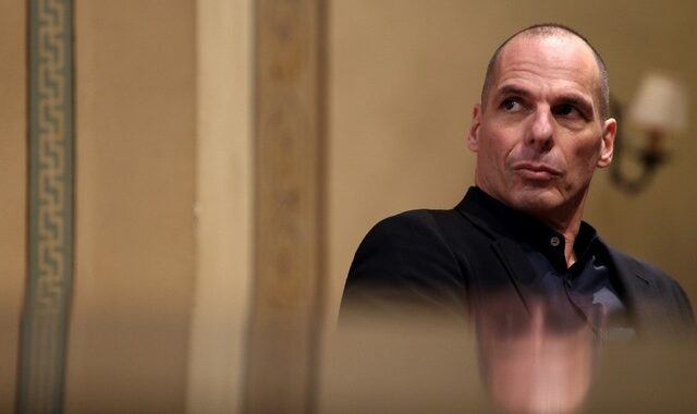 Βαρουφάκης: Η ελεύθερη πτώση του καπιταλισμού βοηθά τους φασίστες