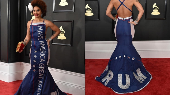 Grammy: Πέρυσι γυμνή, φέτος με φόρεμα – σύνθημα του Τραμπ