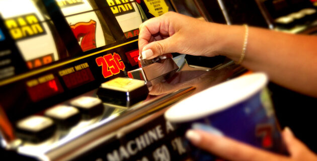 ‘Φρουτάκια’ του ΟΠΑΠ λειτουργούν χωρίς άδεια σε πολυκατοικίες