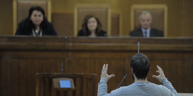 Μαρτυρία στη Δίκη της ΧΑ: ‘Είδα μαχαίρι, σκεπάρνι να σπάει τζάμια και με ψέκασαν με σπρέι πιπεριού’