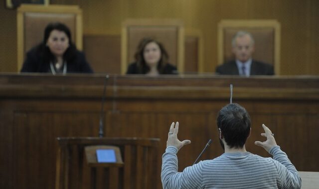 Μαρτυρία στη Δίκη της ΧΑ: ‘Είδα μαχαίρι, σκεπάρνι να σπάει τζάμια και με ψέκασαν με σπρέι πιπεριού’