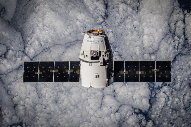 SpaceX: Ανακοίνωσε την πρώτη ιδιωτική πτήση γύρω από το φεγγάρι το 2018