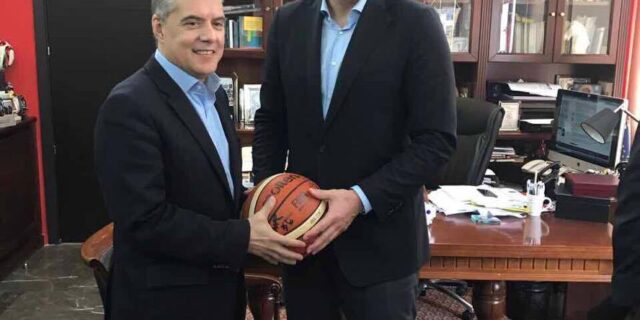 Ο μπασκετμπολίστας και ο μπασκετάκιας