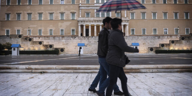 (Μας τα) Χαλάει ο καιρός. Τοπικές βροχές και πτώση θερμοκρασίας
