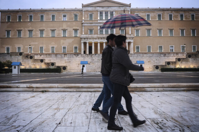 (Μας τα) Χαλάει ο καιρός. Τοπικές βροχές και πτώση θερμοκρασίας