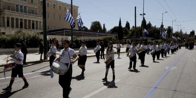 Επιμένει ο Μπουτάρης για κατάργηση των μαθητικών παρελάσεων