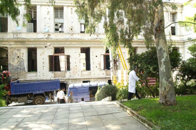 ΕΛΠΙΣ: Σοβαρός τραυματισμός γιατρού. Υποχώρησε η κουπαστή της σκάλας και έπεσε στο κενό