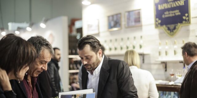 Θεοδωράκης: Η Ελλάδα δεν θα σωθεί από τα δάνεια, αλλά από τους ανθρώπους που παράγουν