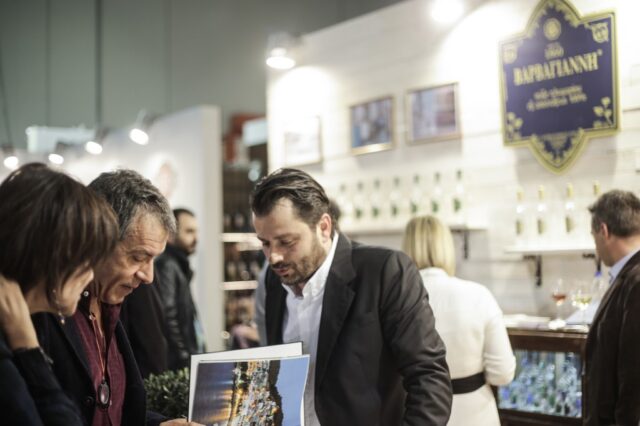 Θεοδωράκης: Η Ελλάδα δεν θα σωθεί από τα δάνεια, αλλά από τους ανθρώπους που παράγουν