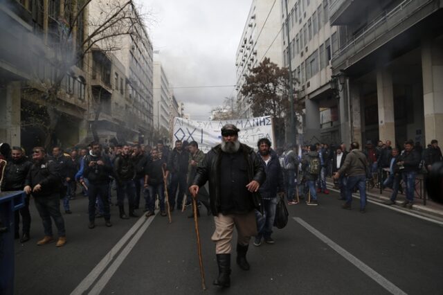 Αποχωρούν οι αγρότες από την πλατεία Βάθη