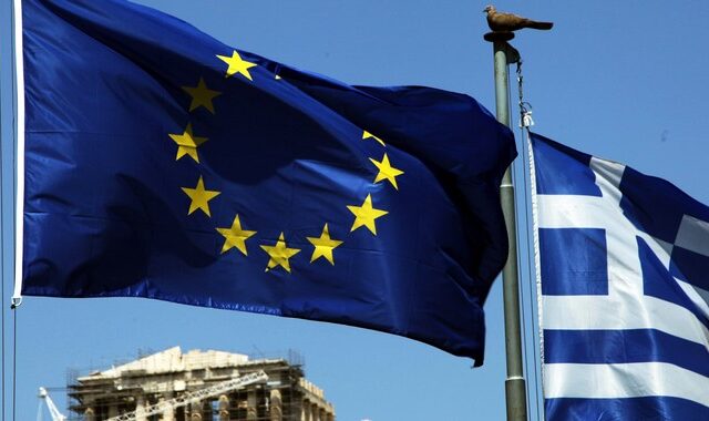 Bloomberg: Η Ελλάδα επανήλθε στο προσκήνιο μετά την αναβάθμιση από τον S&P