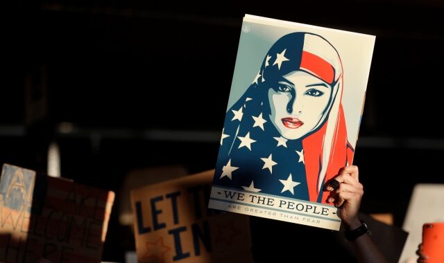 Η Μουσουλμάνα που έγινε σύμβολο της αντίστασης κατά του Τραμπ