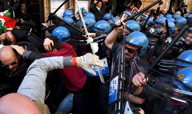 Συγκρούσεις διαδηλωτών αστυνομίας στη Νάπολη