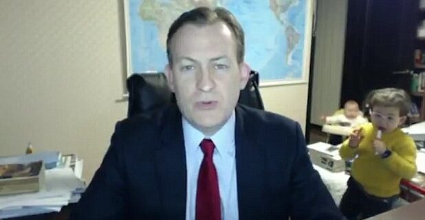 Ο ήπιος ρατσισμός στο πιο viral βίντεο της χρονιάς με εισβολή παιδιών σε live μετάδοση