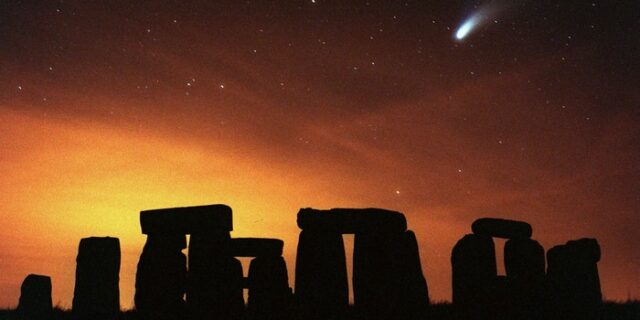 Μαθήματα Ιστορίας: Όταν ο κομήτης Χέιλ Μποπ, έγινε ορατός πάνω από το Στόουνχετζ