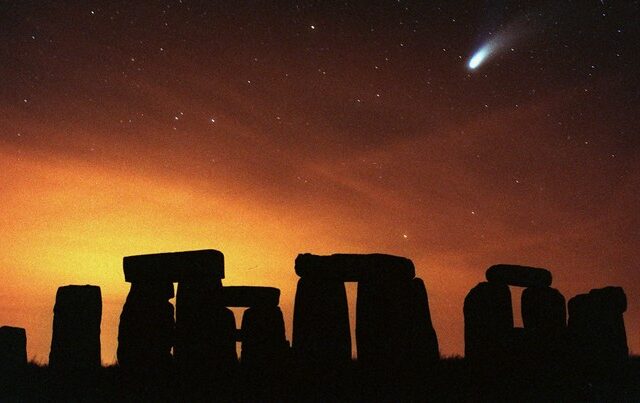 Μαθήματα Ιστορίας: Όταν ο κομήτης Χέιλ Μποπ, έγινε ορατός πάνω από το Στόουνχετζ