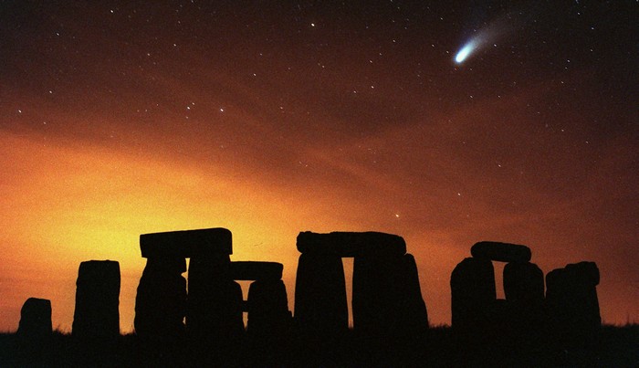 Μαθήματα Ιστορίας: Όταν ο κομήτης Χέιλ Μποπ, έγινε ορατός πάνω από το Στόουνχετζ