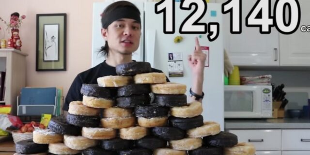 Έφαγε 50 ντόνατ σε 10′ λεπτά και κατανάλωσε 12.140 θερμίδες