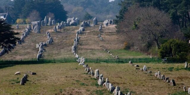 Μηχανή του Χρόνου: Το μυστήριο με τις χιλιάδες πέτρες που στέκονται στοιχισμένες σε ομάδες