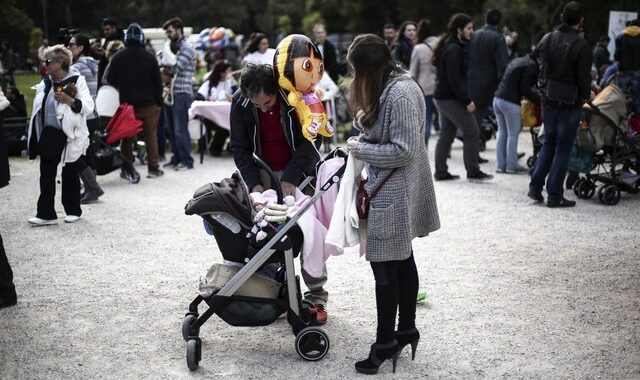 Eurostat: Οι Ελληνίδες γεννούν λίγα παιδιά και σε μεγάλη ηλικία