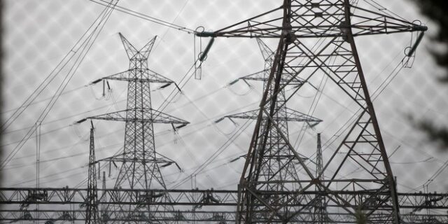Λύση που να μη χρειάζεται να περάσει από τη Βουλή αναζητούν στα ενεργειακά