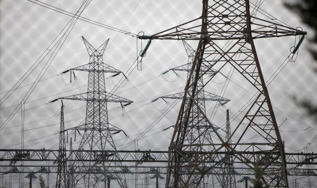 Λύση που να μη χρειάζεται να περάσει από τη Βουλή αναζητούν στα ενεργειακά