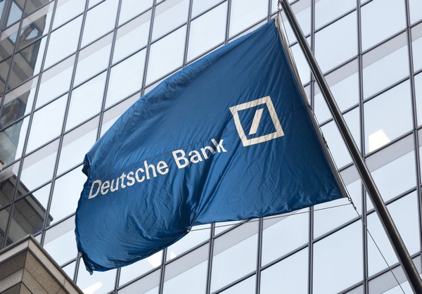Deutsche Bank: Πτώση 7% της μετοχής της μετά την ανακοίνωση για ΑΜΚ