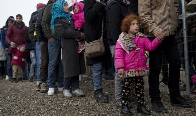 Die Zeit: Το Βερολίνο θέλει να στείλει πρόσφυγες πίσω στην Ελλάδα