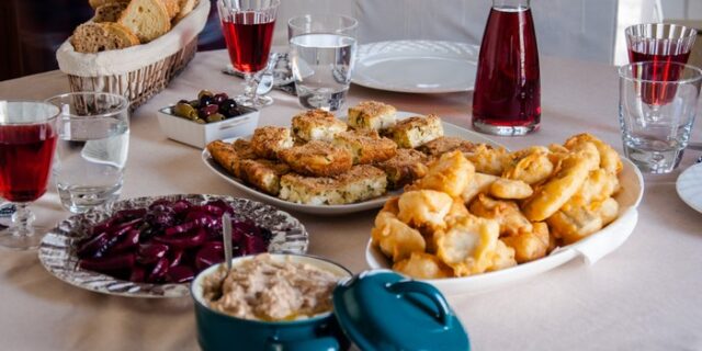 Eat Like A Greek: Δυο ‘πρέσβειρες του φαγητού’ μας κάνουν το τραπέζι της 25 Μαρτίου
