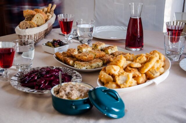 Eat Like A Greek: Δυο ‘πρέσβειρες του φαγητού’ μας κάνουν το τραπέζι της 25 Μαρτίου