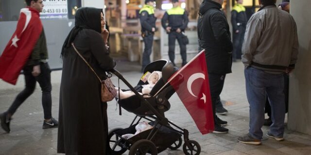 O Ερντογάν καλεί τους Τούρκους του εξωτερικού να κάνουν πολλά παιδιά