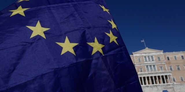 Bloomberg: Να σταματήσει η υποκρισία για το ελληνικό χρέος