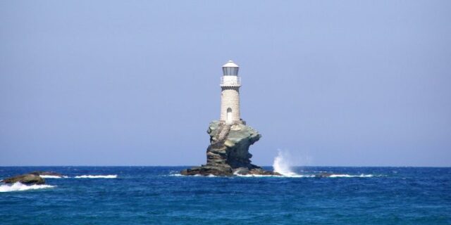 Μηχανή του Χρόνου: Πού βρίσκεται ο μοναδικός φάρος που κατασκευάστηκε σε βράχο μέσα στη θάλασσα