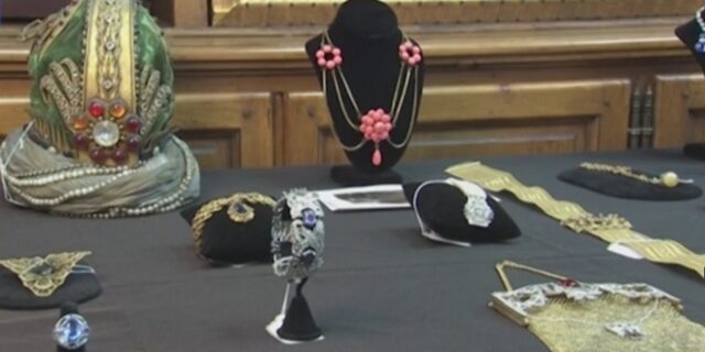 Στο σφυρί τα faux bijoux που φόρεσαν οι σταρ της χρυσής εποχής του Χόλιγουντ